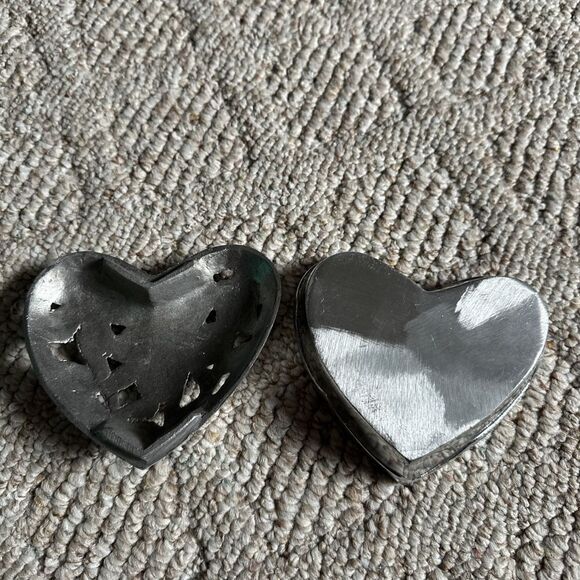 Heart Shaped Metal Trinket Box Floral - Picture 3 of 4